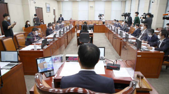 국회 국방위원회가 6일 민홍철 국방위원장 주재로 전체회의를 진행하고 있다.   연합뉴스